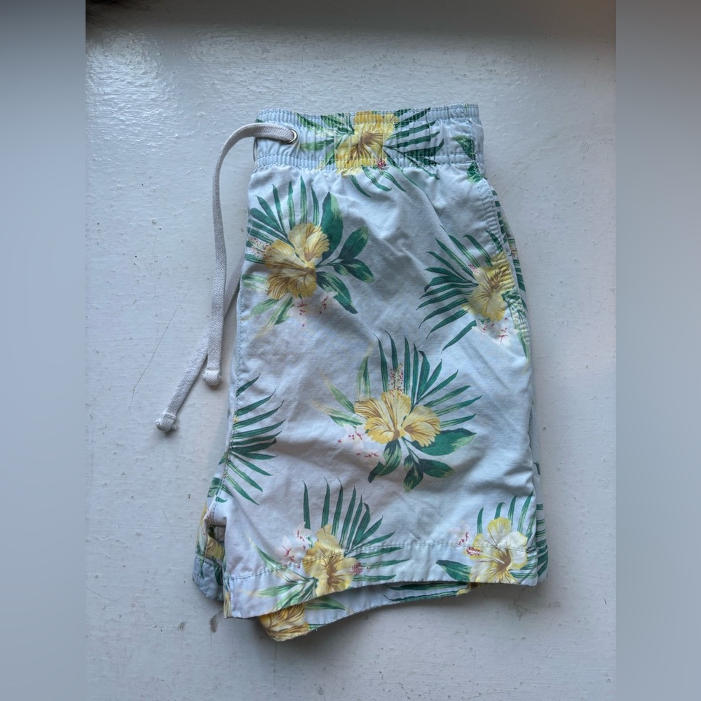🩷Men’s extra small H&M slightly faded Hawaiian print swim trunks